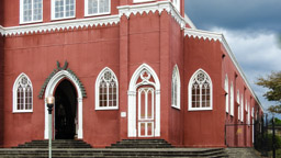 Die Kirche wurde    Ende des 19. Jahrh. aus importiertem belgischem Stahlplatten zusammengenietet